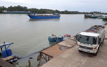 Thuyền chở hàng chục tấn hóa chất chìm trên sông Đồng Nai