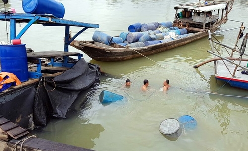 Trục vớt 26 tấn hóa chất dưới sông Đồng Nai