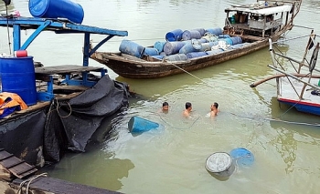 Trục vớt 26 tấn hóa chất dưới sông Đồng Nai