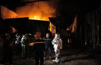 Nha Trang: Cháy dữ dội ở bãi chứa xe bồn chở xăng dầu