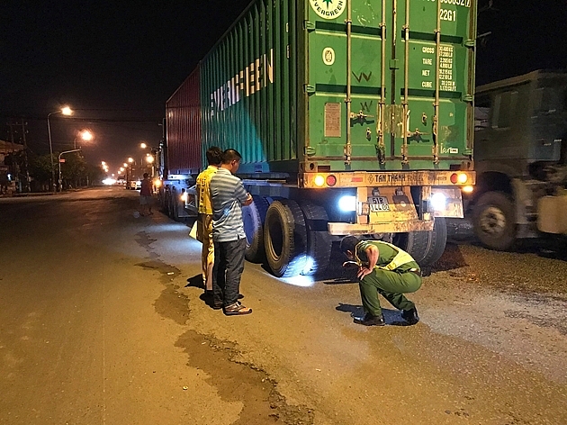binh duong xe container can chet nguoi roi bo chay