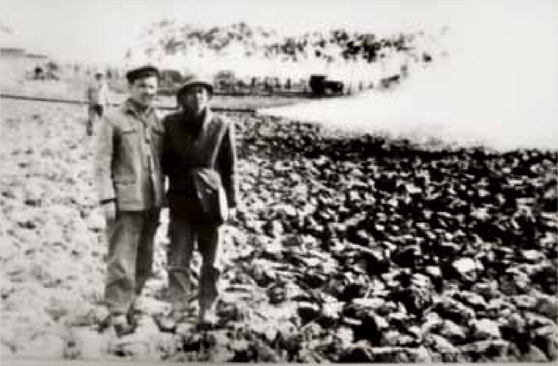 Các Liên đoàn phó Liên đoàn 36: kỹ sư Đặng Của (bên phải) và kỹ sư Nguyễn Trọng Tưởng (bên trái), bên ống dẫn khí đang phun tại GK-61 (năm 1975). (Ảnh tư liệu)
