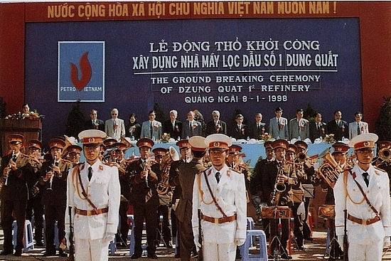 Lễ động thổ khởi công xây dựng Nhà máy lọc dầu số 1 - Dung Quất ngày 8/01/1998. (Ảnh tư liệu)