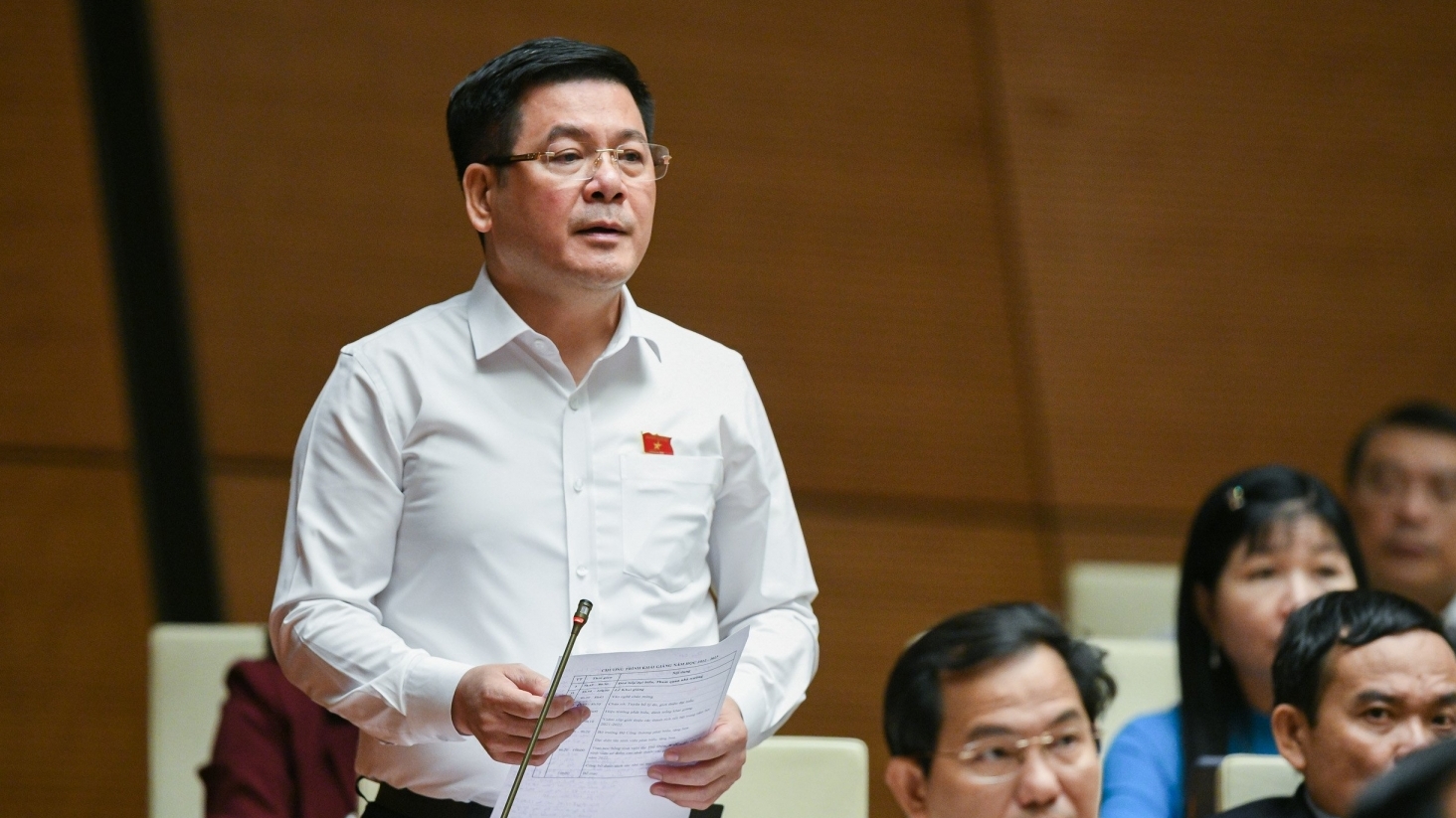 Bộ trưởng Công Thương Nguyễn Hồng Diên trả lời chất vấn về vấn đề thiếu hụt xăng dầu