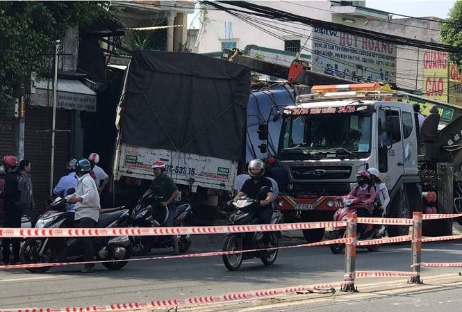 TP HCM: Xe tải nổ lốp, tông sập nhà dân