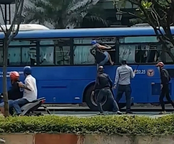 TP HCM: Truy bắt nhóm côn đồ đập phá xe buýt giữa ban ngày