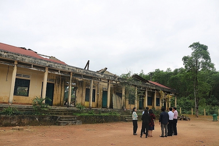 Đoàn công tác tiến hành khảo sát các phòng học bị sập do mưa bão gây ra năm 2020 tại xã Ba Vinh.