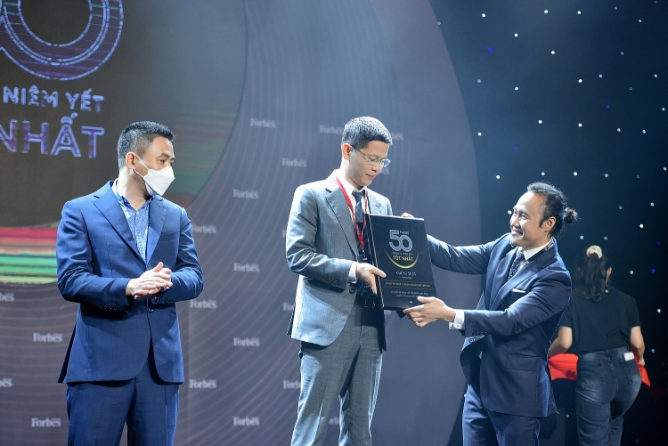 Ông Trần Hồ Bắc – Phó Tổng giám đốc PTSC đại diện nhận hoa từ lãnh đạo Forbes Việt Nam