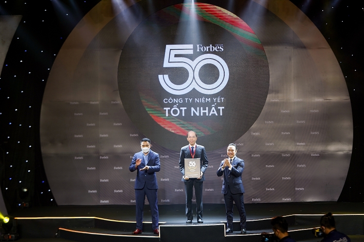 Phó Tổng giám đốc PV Drilling Đỗ Danh Rạng nhận Giải thưởng Top 50 công ty niêm yết tốt nhất Việt Nam 2021.