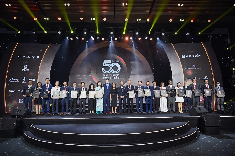 Đại diện Top 50 công ty niêm yết tốt nhất Việt Nam năm 2021.
