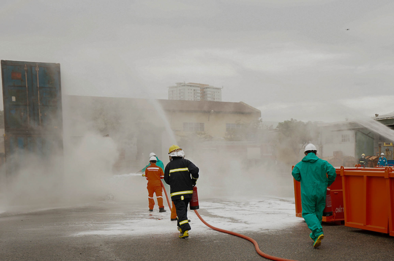 Diễn tập ứng phó sự cố cháy tại Cụm kho Cảng Vietsovpetro
