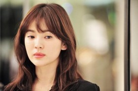 Song Hye Kyo sẻ chia giúp đỡ người mù