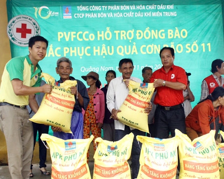 PVFCCo tặng phân bón cho các nông dân bị thiệt hại do bão
