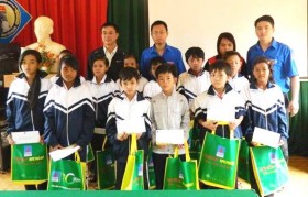 PVFCCo Central trao học bổng cho học sinh nghèo miền Trung