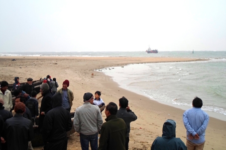 Quảng Bình: Sóng đánh chìm tàu, 3 ngư dân thoát nạn