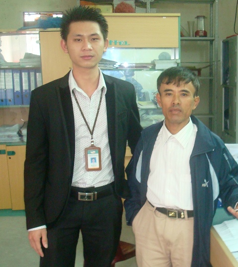 Anh Yên (phải) mất ăn mất ngủ khi nhận được 18 triệu đồng trong tài khoản.