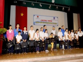PTSC M&C thắp sáng ước mơ lần II/2012 tại huyện Mộc Xuyên