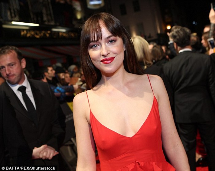 Sao nữ '50 sắc thái' thả rông trên thảm đỏ BAFTA