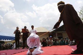 Indonesia: Bị đánh 50 roi trước đám đông vì hẹn hò