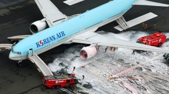 Máy bay Hàn Quốc bốc cháy trước giờ cất cánh