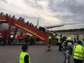 Máy bay Singapore bốc cháy tại sân bay Changi