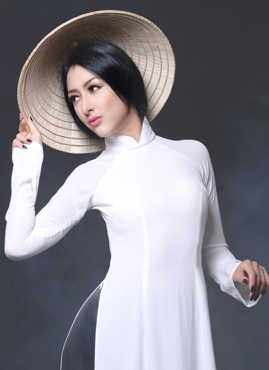 Ngắm vẻ đẹp của siêu mẫu Ukraine trong trang phục áo dài Việt