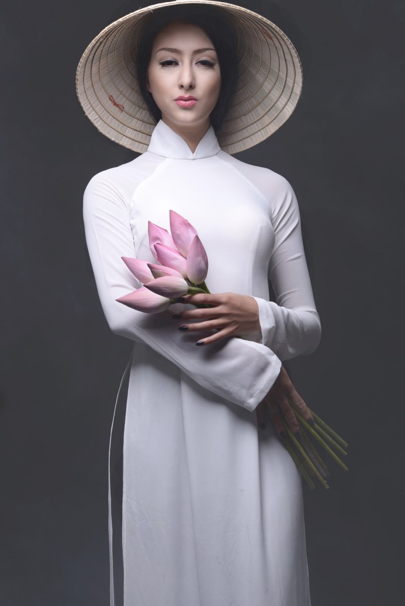 Ngắm vẻ đẹp của siêu mẫu Ukraine trong trang phục áo dài Việt