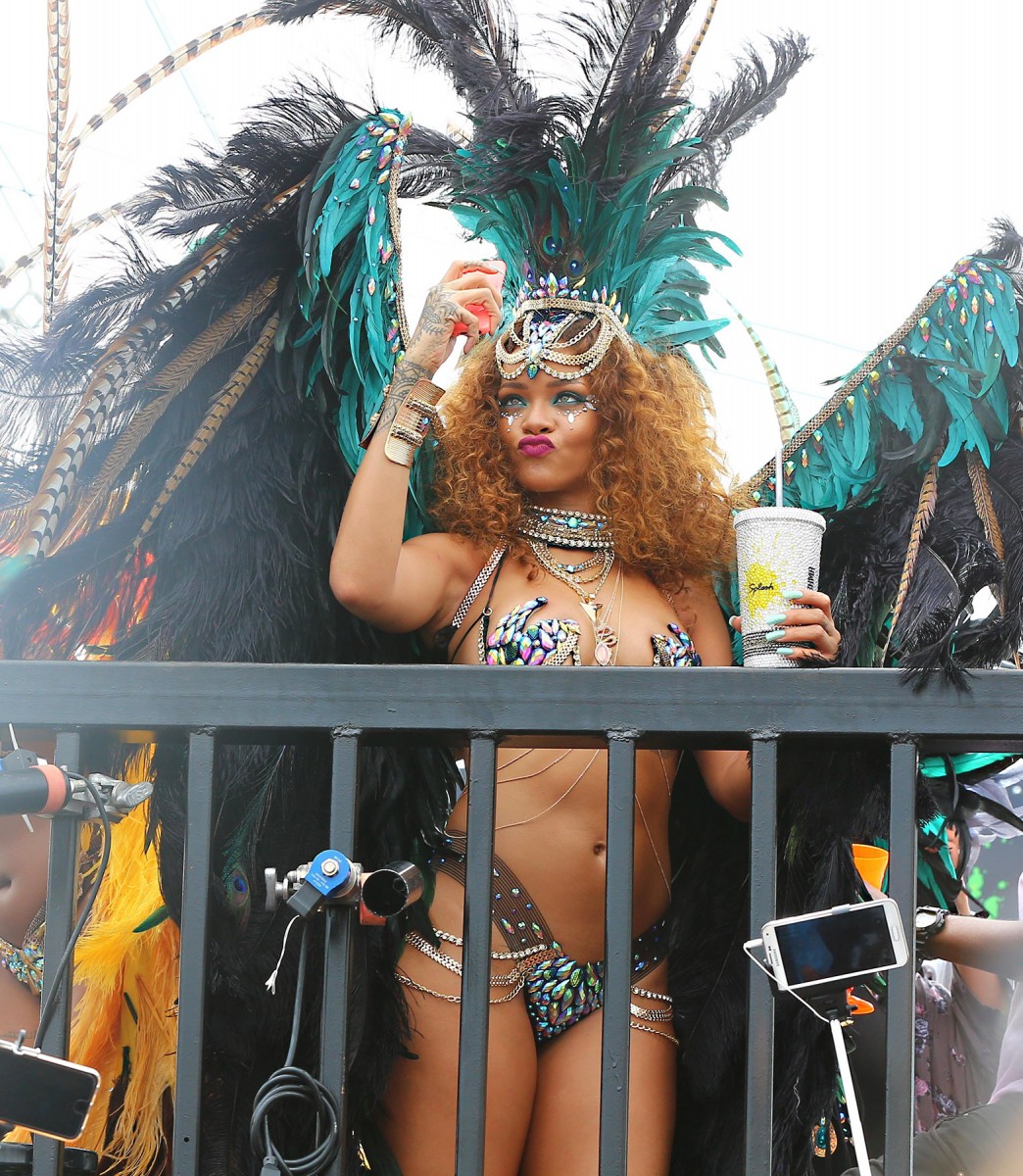 Rihanna sexy ở lễ hội đường phố Kadooment Day