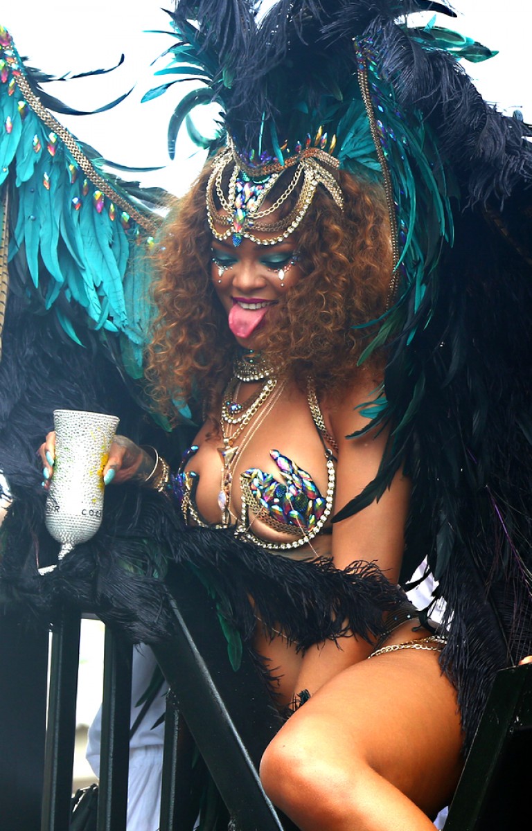 Rihanna sexy ở lễ hội đường phố Kadooment Day