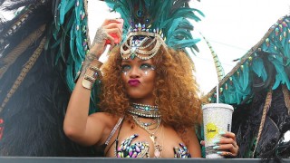 Rihanna sexy ở lễ hội đường phố Kadooment Day