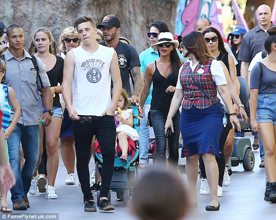 Gia đình David Beckham dạo chơi ở Disneyland