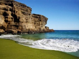 Bãi biển cát xanh lạ kì ở Hawaii