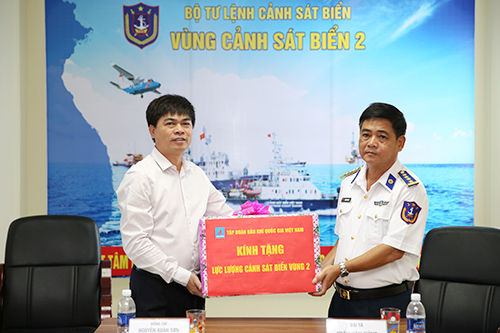Thăm và tặng quà lực lượng Vùng CSB 2 tại Đà Nẵng