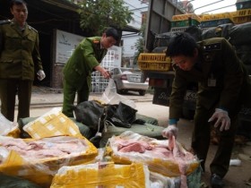 Bắt giữ gần 4 tấn nầm lợn và gà thải Trung Quốc
