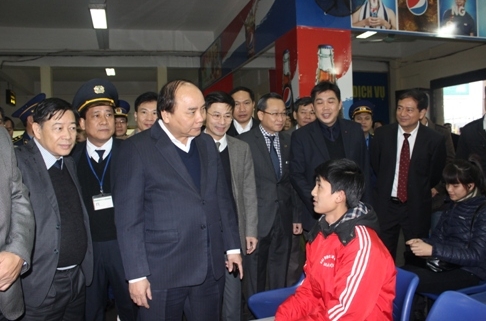 Phó Thủ tướng Nguyễn Xuân Phúc đi kiểm tra bến xe ở Hà Nội