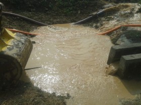 Đường ống nước sông Đà vỡ lần thứ 10