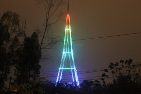 Ngắm tháp phát sóng Mễ Trì toả sắc trong đêm