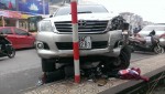 Hà Nội: Xe bán tải đâm liên tiếp 2 ô tô, nghiền nát 1 xe máy