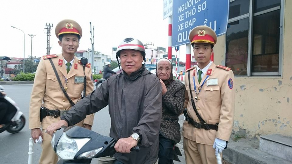 Cảnh sát giao thông Hà Nội giúp đỡ cụ già, em nhỏ đi lạc