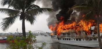 Lại cháy tàu du lịch trên vịnh Hạ Long