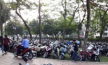 Nhiều điểm trông xe ở Hà Nội "chặt chém" khách