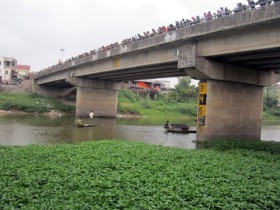 Hà Nội: Phát hiện xác 2 mẹ con buộc vào nhau trôi sông