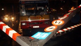 Hà Nội: Xe buýt lại "hạ đo ván" barie trên cầu vượt nhẹ