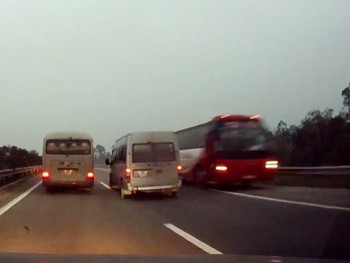 Phạt xe khách chạy ngược chiều trên cao tốc