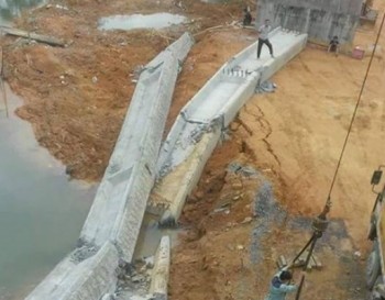 Quảng Ninh: Cầu vừa tái thi công đã sập dầm