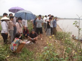 Hà Nội: Tìm kiếm 2 học sinh lớp 8 mất tích trên sông Hồng