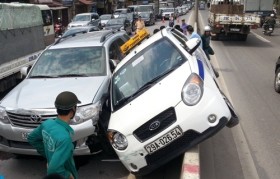 Tai nạn liên hoàn, taxi bị hất lên dải phân cách