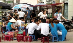 Kiến nghị cấm công chức Hà Nội la cà hàng quán