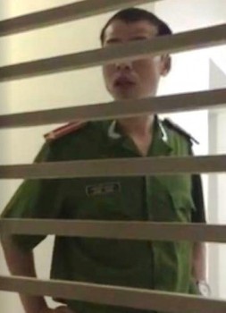 [VIDEO] Trung úy công an nhổ nước bọt vào mặt phụ nữ?