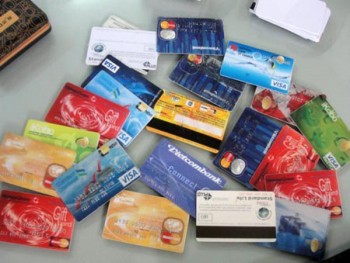 Bắt 2 người Trung Quốc làm giả thẻ ATM để trộm tiền